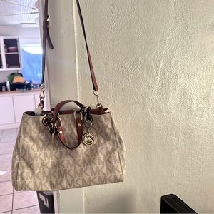 Michael Kors, vanilla/brown tote magnet middle closure